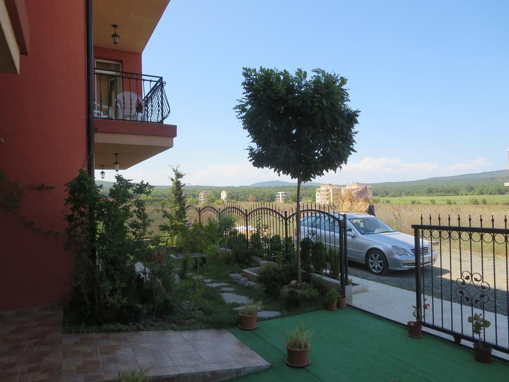 Astara Apartments Приморско Стая снимка