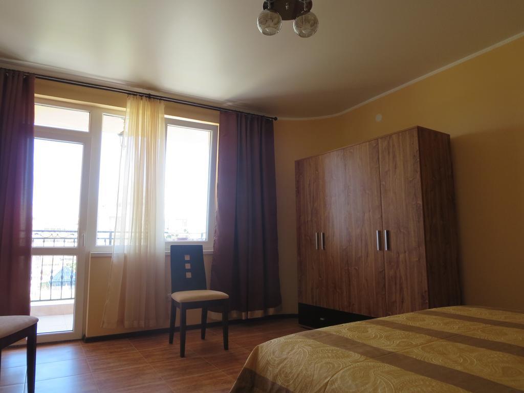 Astara Apartments Приморско Стая снимка